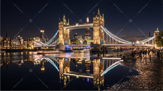 London Tower Bridge night desktop wallpaper with illuminated towers and bridge lights